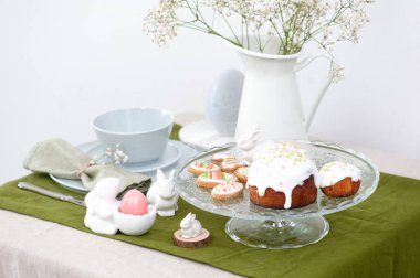 Mavi tabaklı güzel Paskalya sofrası.