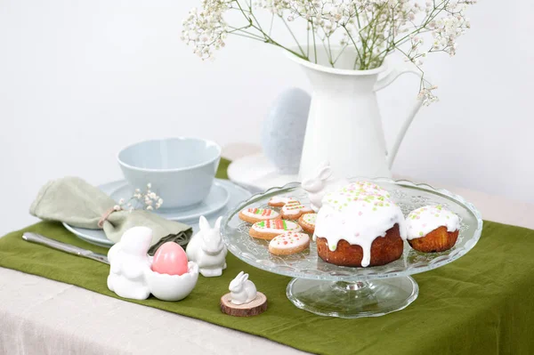 Mavi tabaklı güzel Paskalya sofrası.