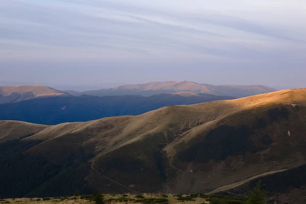 Amanecer en los Cárpatos Orientales — Foto de Stock