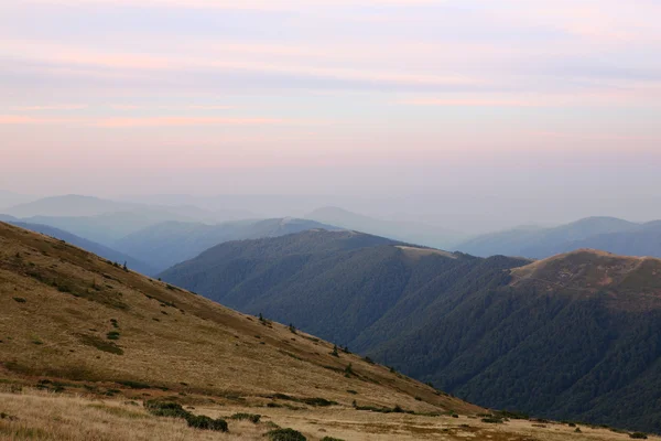 Amanecer en los Cárpatos Orientales — Foto de Stock