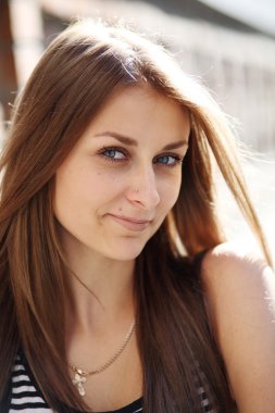 çizgili bir gömlek, bir kız