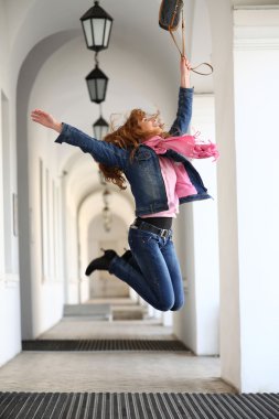 kız için sevinç atlama