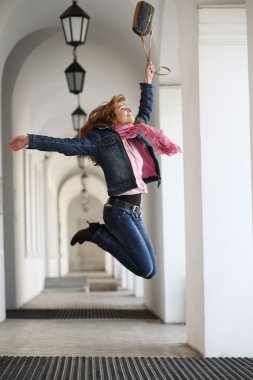 kız için sevinç atlama