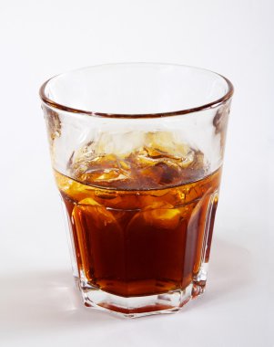 Kola ve buzlu bardak.