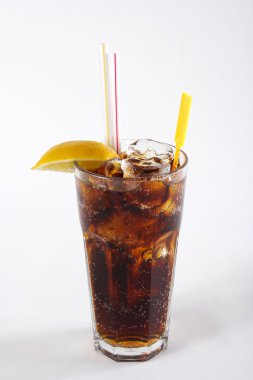 limon dilimi ile highball bardakta kola