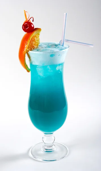 Cocktail azul com gelo e laranja — Fotografia de Stock