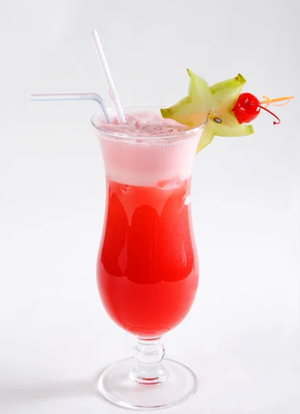 Kırmızı kokteyl ve karambol — Stok fotoğraf