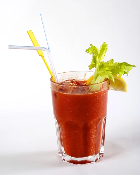 Čerstvé rajčatové šťávy s ledem ve sklenici — Stock fotografie