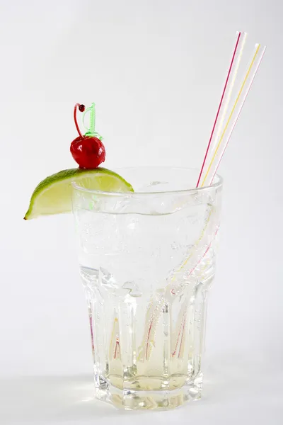 Sparkling water with ice and limes — Stock Photo, Image