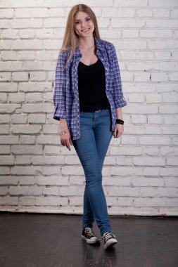 kız beyaz duvara karşı Studio poz