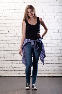 kız beyaz duvara karşı Studio poz