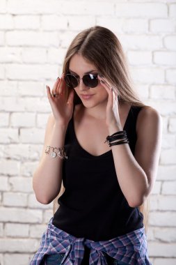 kız beyaz duvara karşı Studio poz