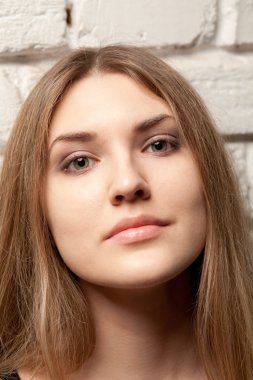 kız beyaz duvara karşı Studio poz