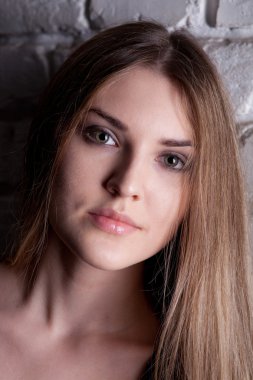 kız beyaz duvara karşı Studio poz