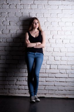 kız beyaz duvara karşı Studio poz
