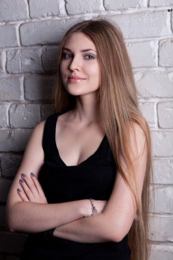 kız beyaz duvara karşı Studio poz