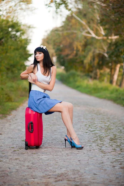 Young woman hitchhiking — Stock Photo, Image