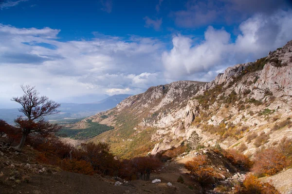 Las montañas de Crimea en otoño — Foto de Stock