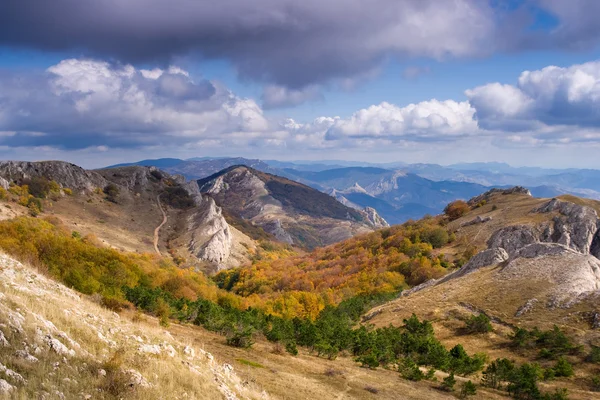 Las montañas de Crimea en otoño — Foto de Stock