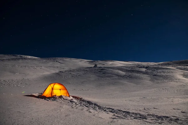 Палатка Зимних Горах Фоне Звездного Неба — стоковое фото