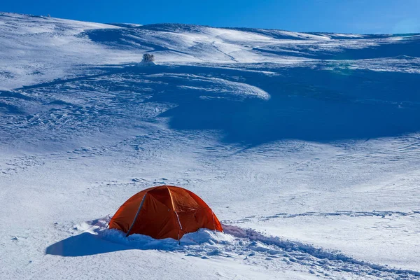 Turisttält Sluttningarna Bergen Täckt Med Snö — Stockfoto