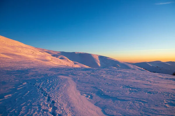 지면서 눈덮인 경사면 — 스톡 사진