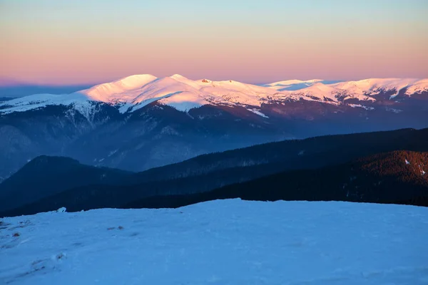 Rising Sun Illuminates Tops Snow Capped Mountains — Stock Photo, Image