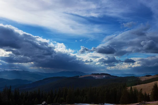 Los Rayos Del Sol Brillan Través Una Nube Las Montañas — Foto de Stock