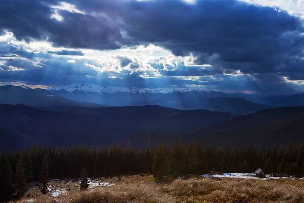 Raios Sol Brilham Através Uma Nuvem Nas Montanhas — Fotografia de Stock