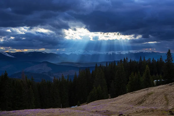 Raios Sol Brilham Através Uma Nuvem Nas Montanhas — Fotografia de Stock
