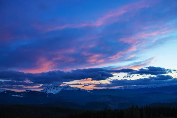 Cielo Nocturno Las Montañas Iluminado Por Sol Poniente — Foto de Stock