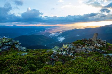 Karpatlar 'ın üzerinde akşam güneşiyle aydınlanan bulutlar. Ukrayna.