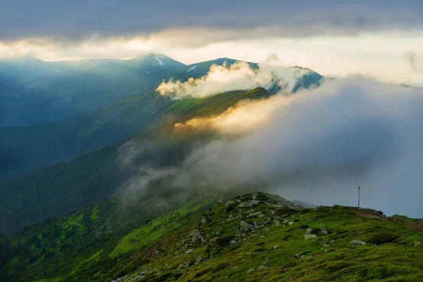 Niebla Iluminada Por Sol Tarde Cubre Las Laderas Las Montañas — Foto de Stock