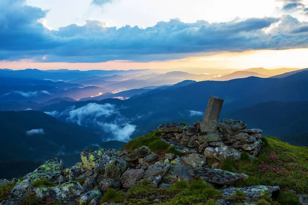 Nubes Iluminadas Por Sol Tarde Cielo Sobre Los Cárpatos Ucrania —  Fotos de Stock