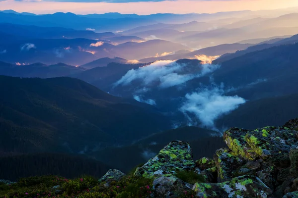 Nuvens Iluminadas Pelo Sol Noite Céu Sobre Cárpatos Ucrânia — Fotografia de Stock