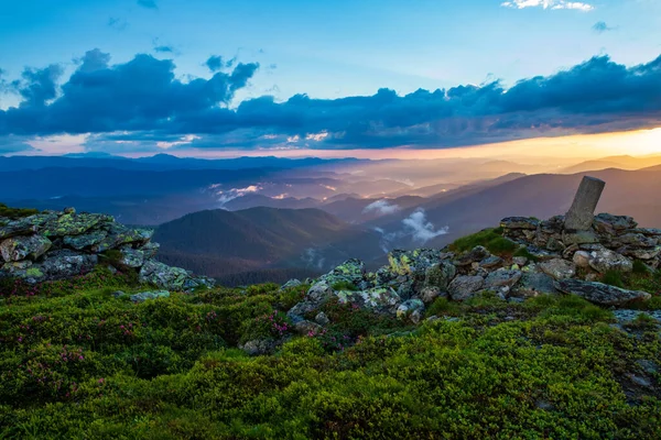 Karpatlar 'ın üzerinde akşam güneşiyle aydınlanan bulutlar. Ukrayna.