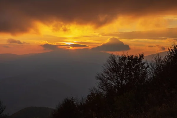 Colorful Sky Painted Setting Sun Eastern Carpathians — Stockfoto