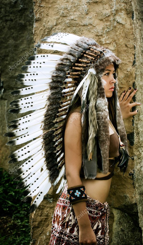 Nativos americanos, indios con vestimenta tradicional, parados de - Main Image