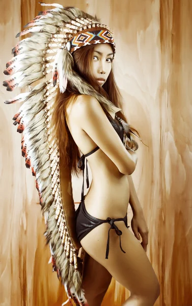 Nativo Americano, Indios en traje tradicional, de pie en perfil, Americano chica india, fondo de madera —  Fotos de Stock