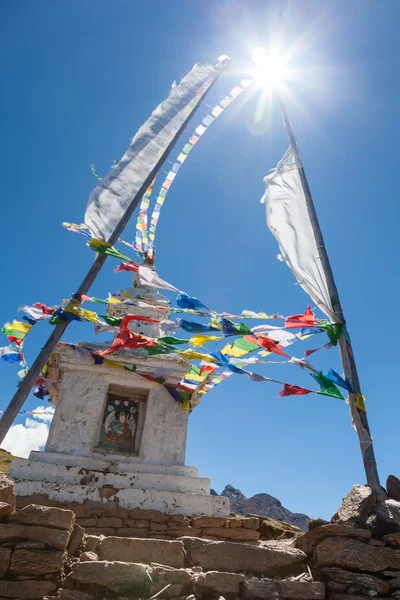 Güneş ve Rüzgar Budist stupa üzerinde — Stok fotoğraf