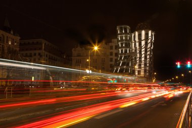 Prag evde dans önünde trafik