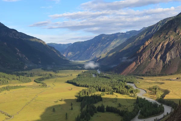 Vallée de la rivière dans les montagnes de l'Altaï — Photo