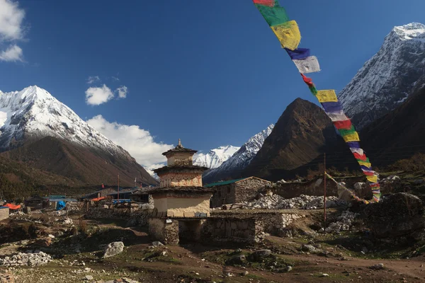 Góry i flagi modlitewne w Nepalu — Zdjęcie stockowe