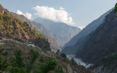 Himalayalar 'daki derin dağ vadisi