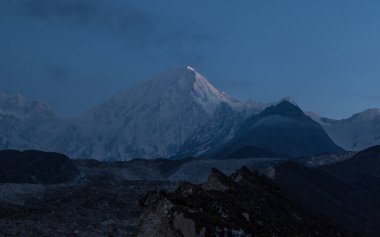 Manaslu bölgesindeki Himalayalar 'da sabah erken saatlerde dağ yamaçları ve tepeler karla kaplı.