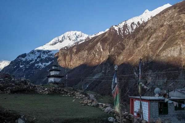 马纳斯鲁区喜马拉雅山雪峰背景下的斯图帕 — 图库照片