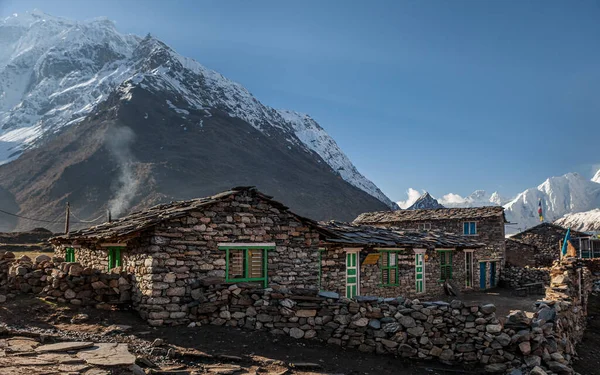 Manaslu Bölgesindeki Himalayalar Dağlık Kesimlerinde Taş Evler — Stok fotoğraf