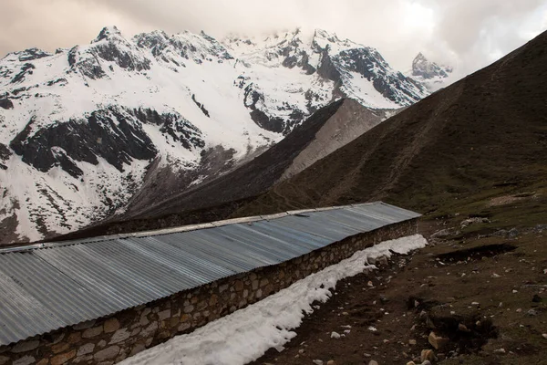 Manaslu Bölgesindeki Himalayalar Dağ Yamaçları Tepeler Karla Kaplı — Stok fotoğraf