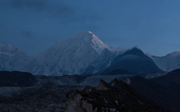 Manaslu Bölgesindeki Himalayalar Sabah Erken Saatlerde Dağ Yamaçları Tepeler Karla — Stok fotoğraf