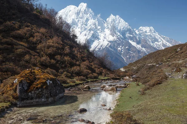 马那斯卢地区喜马拉雅山雪峰背景下的山区河流 — 图库照片